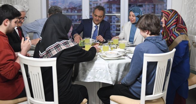 BAKAN ZER VE E??, ?RETMEN ?FT?N ?FTAR SOFRASINA KONUK OLDU