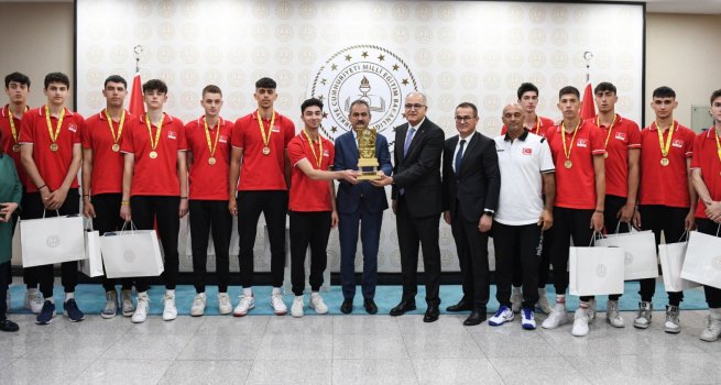 BAKAN ZER, VOLEYBOLDA DNYA ?AMP?YONU OLAN L?SEL?LER? KABUL ETT?