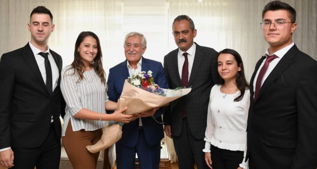 BAKAN ZER, YEN? ATANAN MESLEKTA?LARI ?LE B?RL?KTE EMEKL? ?RETMEN KEMALETT?N EL?K'? EV?NDE Z?YARET ETT?