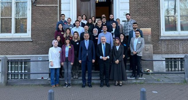 BAKAN ZER, YLSY BURSUYLA HOLLANDA'DA E??T?M ALAN ?RENC?LERLE B?R ARAYA GELD?