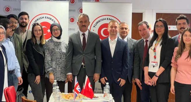 BAKAN �ZER, YLSY BURSUYLA ?NG?LTERE'DE E??T?M ALAN �?RENC?LERLE B?R ARAYA GELD?