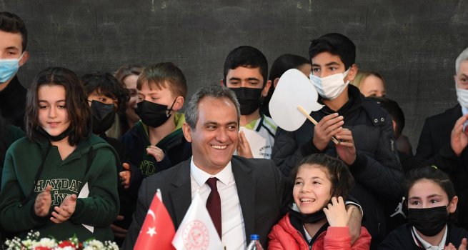 BAKAN �ZER'DEN E??T?M A?LES?NE ARA TAT?L MESAJI