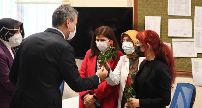 BAKAN �ZER'DEN �?RETMENLER G�N�NDE S�RPR?Z OKUL Z?YARET?