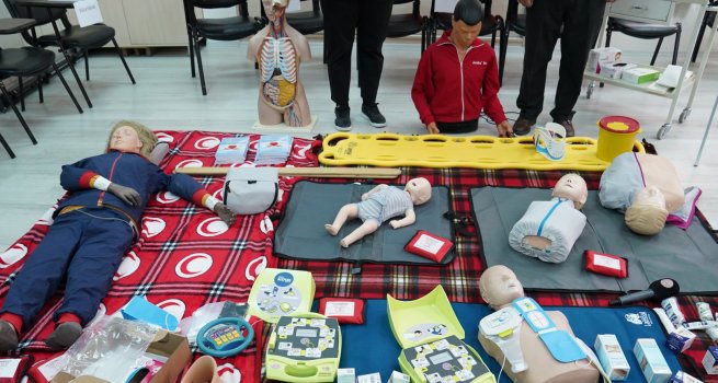 BAKAN �ZER'DEN SA?LIKLI YA?AM MERKEZ? ?STEYEN �?RENC?LER ??MD? DE SPORDA YARI?TALAR