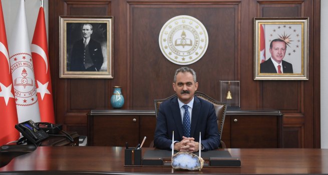 BAKAN ÖZER'?N 2021-2022 E??T?M Ö?RET?M DÖNEM? YIL SONU MESAJI
