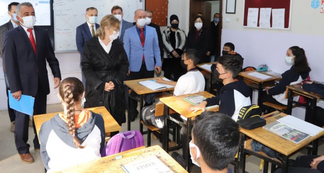 BAKAN YARDIMCISI A?KAR, ?ZM?R'DE KTPHANE VE ANA SINIFI AILI?LARI GEREKLE?T?RD?