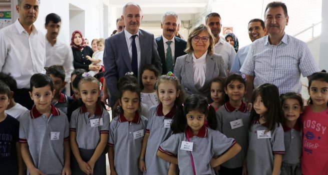 BAKAN YARDIMCISI A?KAR, MAN?SA'DA UYUM HAFTASINA KATILAN ?RENC? VE VEL?LERLE B?R ARAYA GELD?