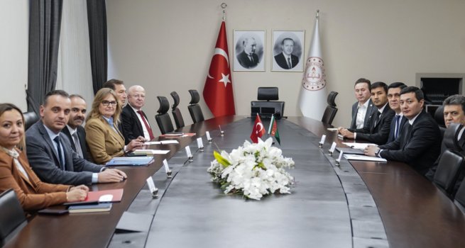 BAKAN YARDIMCISI A?KAR, TRKMEN?STANLI MEVK?DA?I MUHAMMEDOV? ?LE B?R ARAYA GELD?