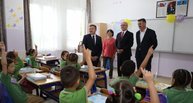 BAKAN YARDIMCISI ?ENSOY, DZCE'DE E??T?M ?RET?M YILI AILI?INA KATILDI