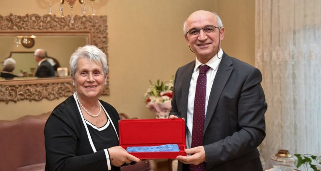 BAKAN YARDIMCISI ?ENSOY'DAN ?LKOKUL �?RETMEN?NE Z?YARET