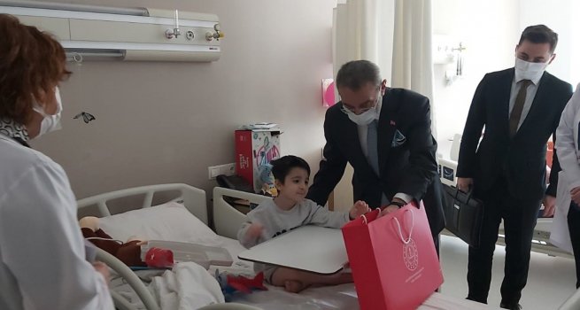 BAKAN YARDIMCISI SEZG?N, ANKARA B?LKENT ?EH?R HASTANES?'NDEK? HASTANE SINIFINDA ?REN?M GREN DEPREMZEDE ?RENC?LER? Z?YARET ETT?