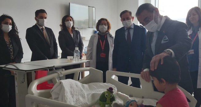 BAKAN YARDIMCISI SEZG?N'DEN, HASTANE SINIFINDA ?REN?M GREN DEPREMZEDE ?RENC?LERE Z?YARET