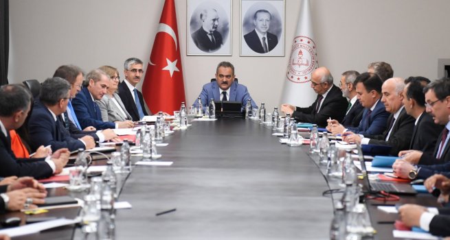 BAKANLIK YÖNET?C?LER? ?LE YEN? E??T?M Ö?RET?M YILI DE?ERLEND?RMES?