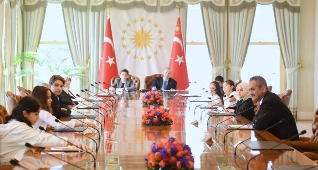 CUMHURBA?KANI ERDO?AN, BAKAN �ZER VE BERABER?NDEK? �OCUKLARI KABUL ETT?