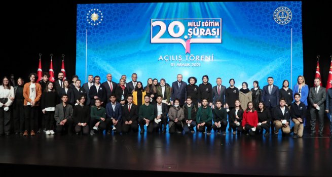 CUMHURBA?KANI ERDO?AN: "KADROLU ?RETMEN ?LE SZLE?MEL? ?RETMEN AYRIMINI ORTADAN KALDIRIYORUZ"