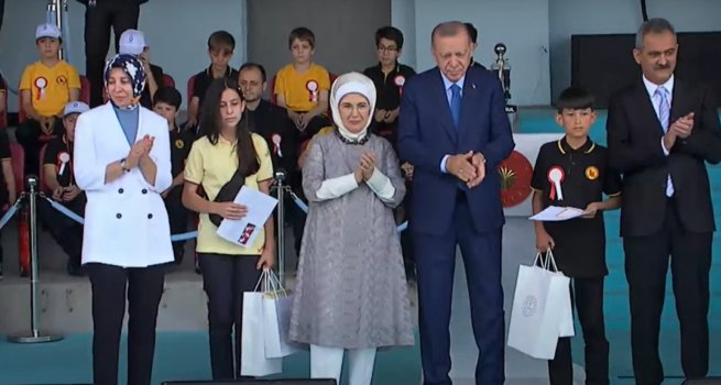 CUMHURBAŞKANI ERDOĞAN VE BAKAN ÖZER, KARNE DAĞITIM TÖRENİNE KATILDI