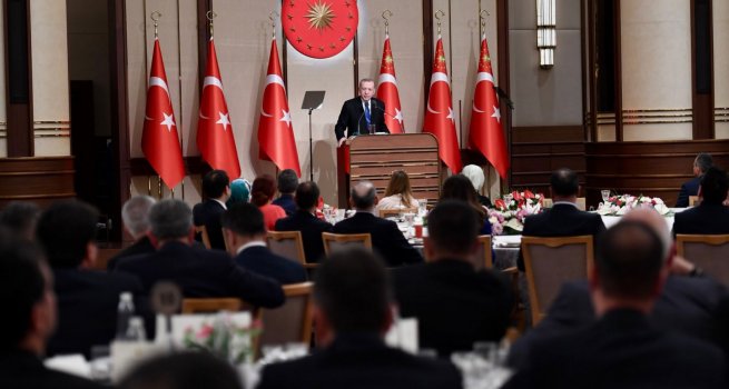 CUMHURBA?KANI ERDO?AN VE BAKAN �ZER, �?RETMEN VE E??T?M Y�NET?C?LER?YLE ?FTARDA B?R ARAYA GELD?