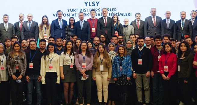 CUMHURBAŞKANI YARDIMCISI OKTAY VE BAKAN ÖZER YLSY BURSİYERLERİ İLE BULUŞTU