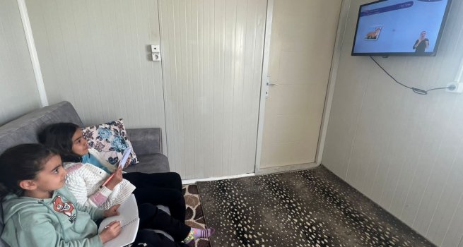 DEPREM BLGES?NDEK? ?RENC?LER?N TRT EBA'YI TAK?P ETMES? ??N KONTEYNERLERE 13 B?N 60 TV KURULDU