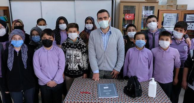 DEPREMDE ?K? BACA?INI KAYBEDEN �?RETMEN, �?RENC?LER?YLE HAYATA BA?LANDI