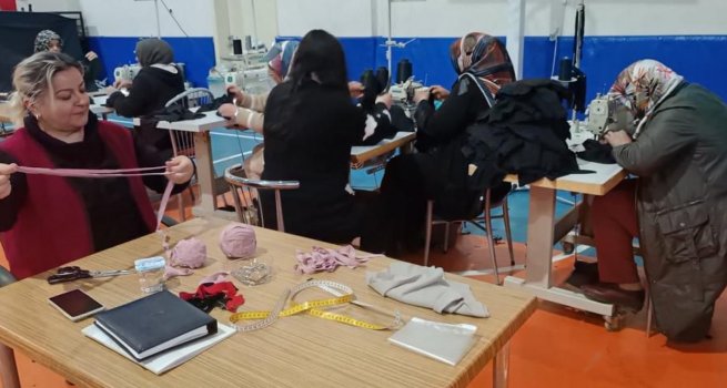 DEPREMDEN ETK?LENEN ?LLERDEK? HALK E??T?M? MERKEZ? VE OLGUNLA?MA ENST?TS BNYES?NDEK? KURSLARA YAKLA?IK 21 B?N K??? KATILIYOR