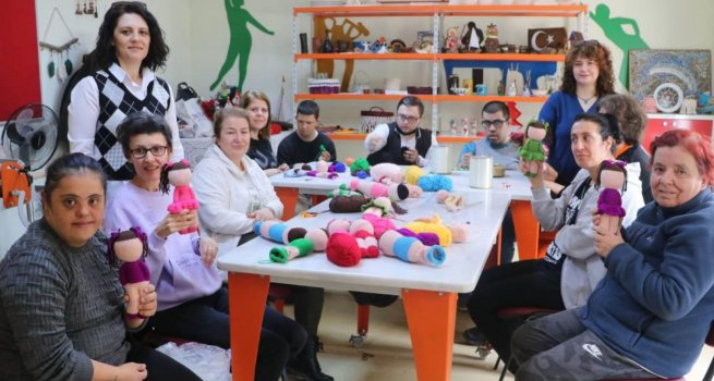 ED?RNE'DE ZEL GEREKS?N?ML? KURS?YERLER DEPREMZEDE OCUKLARA OYUNCAK HAZIRLIYOR