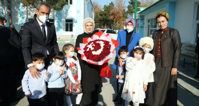 EM?NE ERDO?AN VE BAKAN ZER, A?KABAT'TA TRKMEN-TRK OKULUNU Z?YARET ETT?