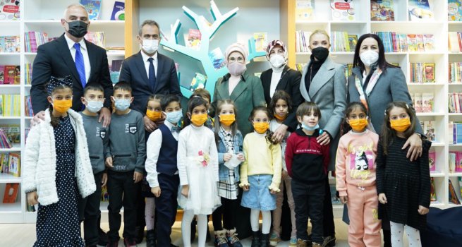 EM?NE ERDO?AN VE BAKAN ÖZER, S??RT'TE OKUL KÜTÜPHANES? AÇILI?I YAPTI