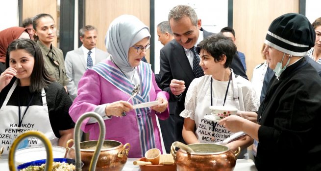 EM?NE ERDO?AN VE BAKAN ZER, TRK?YE'DE YET??K?N ENGELL?LERE H?ZMET VEREN ?LK HALK E??T?M? MERKEZ?N?N AILI?INI YAPTI