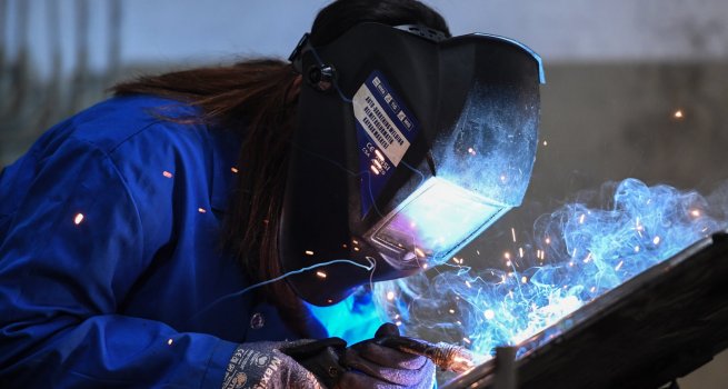 GELECE??N USTALARI MESLEK? E??T?M MERKEZLER?NDE YET???YOR