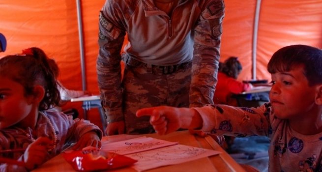 HATAY'DA DEPREMZEDE ?RENC?LER MEHMET?K OKULU'NDAK? ETK?NL?KLERLE MORAL BULUYOR