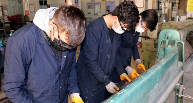 KARAB�K'TE OKULLARIN K�T�PHANES? MESLEK L?SEL?LER?N EL?NDE ?EK?LLEN?YOR