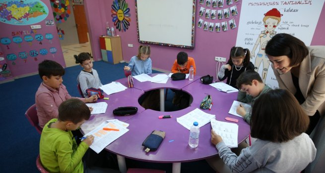 KEND?N? ?RENC?LER?NE ADAYAN ?RETMEN?N AZM? RNEK OLUYOR