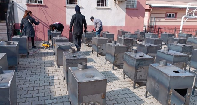 MAN?SA'DAK? MESLEK L?SELER? ?LE HALK E??T?M MERKEZLER? DEPREMZEDELER ??N RET?YOR