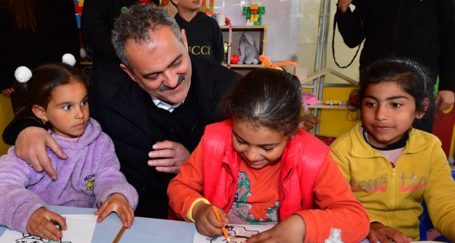 MEB, DEPREM YARALARINI SARMAK ??N TM B?R?MLER?YLE SEFERBERL?K HAL?NDE