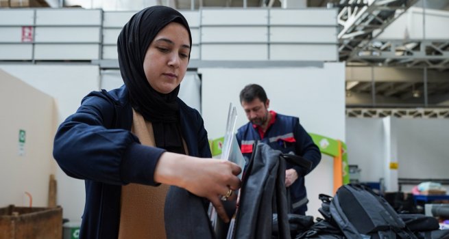 MEB, DEPREMZEDE ?RENC?LERE DERS K?TABI, YARDIMCI KAYNAK VE KIRTAS?YEDEN OLU?AN E??T?M SET? GNDERMEYE BA?LADI