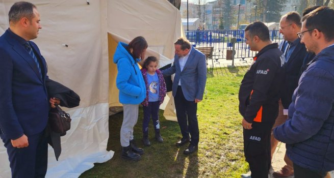 MEB, DZCE DEPREM? SONRASI E??T?M KURUMLARININ ?HT?YALARINA YNEL?K FAAL?YETLER?NE DEVAM ED?YOR