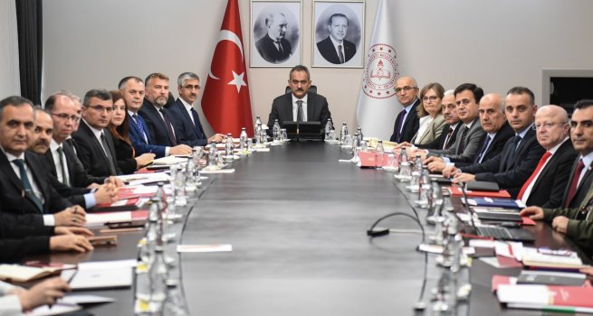 MEB, LGS VE YKS'YE G?RECEK DEPREMZEDE ?RENC?LER ??N TOPLANDI