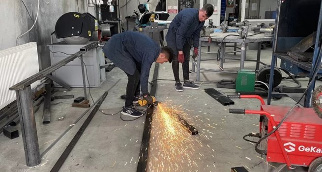 MESLEK L?SEL?LER DEPREMZEDE ?RENC?LER ??N KONTEYNER SINIF RET?YOR