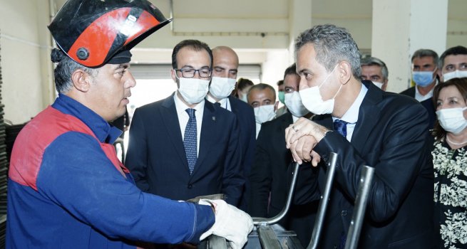 MESLEK? E??T?M ?RENC?LER?N?N CRETLER?NDE ?Y?LE?ME