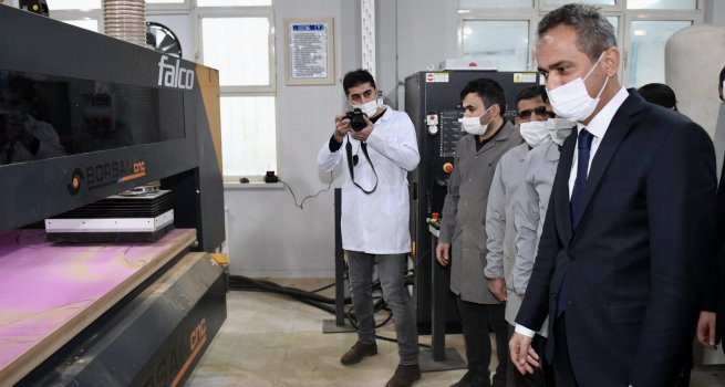 MESLEK? E??T?M PROGRAMLARIYLA 64 B?N MEZUN, KAR?YER?N? YEN?DEN PLANLIYOR