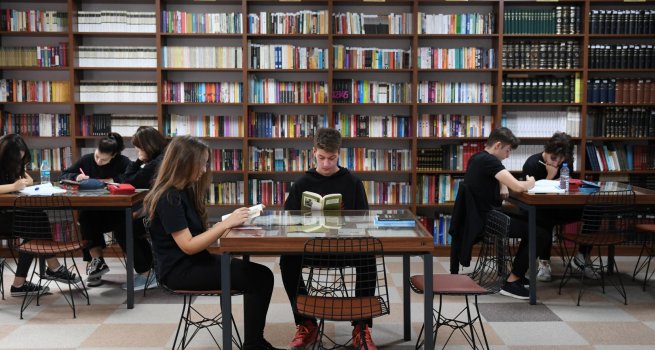 ?RENC?LER ELE?T?REL OKUMA B?L?NC?YLE YET???YOR