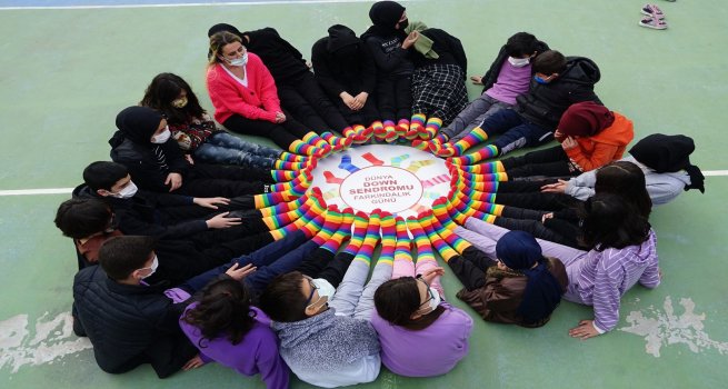 �?RENC?LERDEN DOWN SENDROMU FARKINDALIK G�N� ?�?N RENKL? ETK?NL?KLER