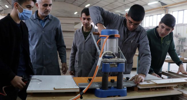 �?RETMEN VE �?RENC?LER, K�T�PHANES? OLMAYAN OKULLAR ?�?N SEFERBER OLDU