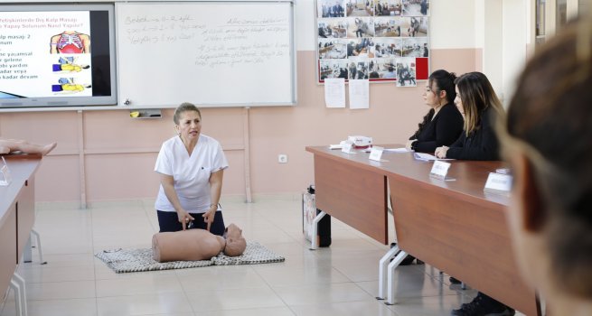 OKULLARDAK? AC?L DURUMLAR ??N YAKLA?IK 500 B?N ?LK YARDIMCI DAHA YET??ECEK