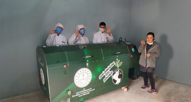 �ZEL E??T?M MESLEK OKULU �?RENC?LER?, TARIM AT�LYELER?NDE KULLANDIKLARI KOMPOSTU KEND?LER? �RET?YOR