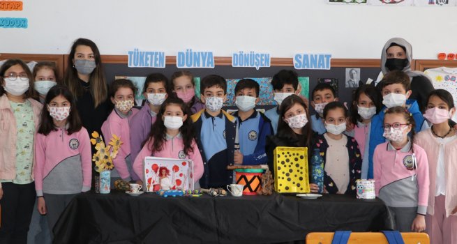 ÜNLÜ RESSAMLARDAN ES?NLENEN Ö?RENC?LER, ATIKLARDAN TASARIMLAR YAPIYOR