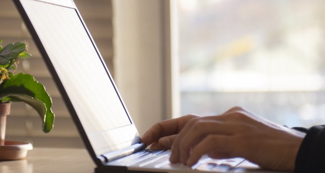 YAZAR VE ?A?RLER, L?SEL?LERLE YAZARLIK AT�LYES?NDE BULU?UYOR